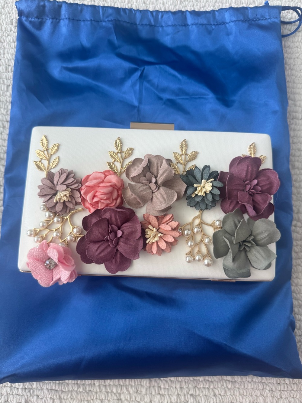Verano Hill Flower White Clutch